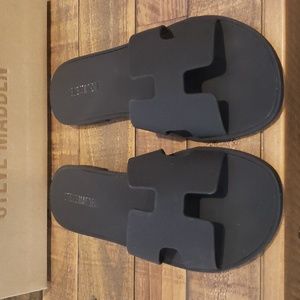 STEVE MADDEN "HADYN-J" SANDALS